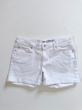 GAP girlfriend white cuffed short